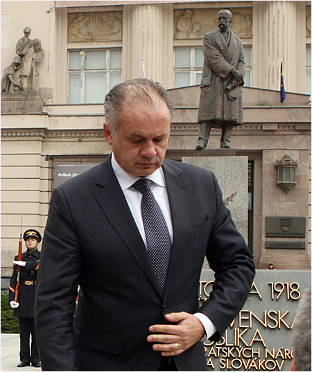 28.10.2014 - Prezident Andrej Kiska poloil kvety k soche M.R.tefnika a k Pamtnku esko-slovenskej ttnosti