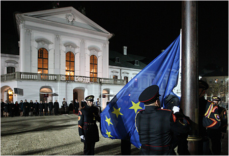 17.11.2014 - Pred Prezidentskm palcom veje aj vlajka E