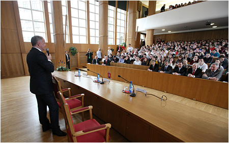 17.2.2015 - Prezident SR navtvil STU a otvoril Vskumn centrum digitlnej bezpenosti