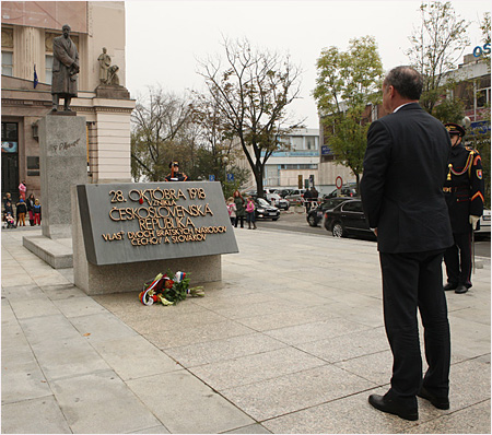 28.10.2014 - Prezident Andrej Kiska poloil kvety k soche M.R.tefnika a k Pamtnku esko-slovenskej ttnosti