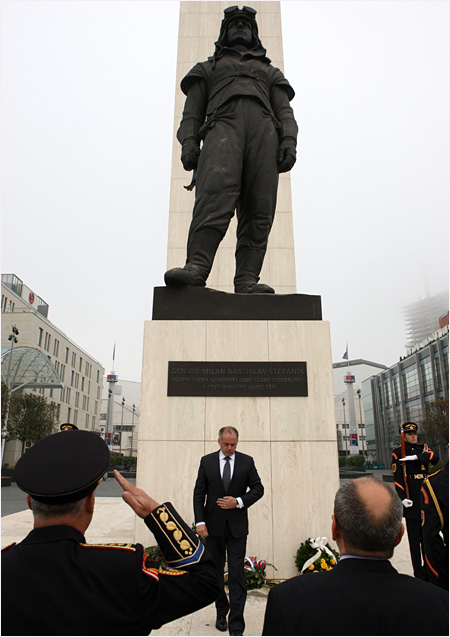 28.10.2014 - Prezident Andrej Kiska poloil kvety k soche M.R.tefnika a k Pamtnku esko-slovenskej ttnosti