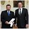 4.11.2014 - Andrej Kiska udelil Medailu prezidenta SR vkonnmu riaditeovi Americkej obchodnej komory na Slovensku Jakeovi Slegersovi [nov okno]