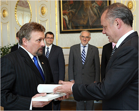 4.11.2014 - Andrej Kiska udelil Medailu prezidenta SR vkonnmu riaditeovi Americkej obchodnej komory na Slovensku Jakeovi Slegersovi