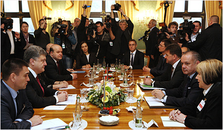 16.11.2014 - Prezident SR Andrej Kiska na bilaterlnom rokovan s ukrajinskm prezidentom Petrom Poroenkom 