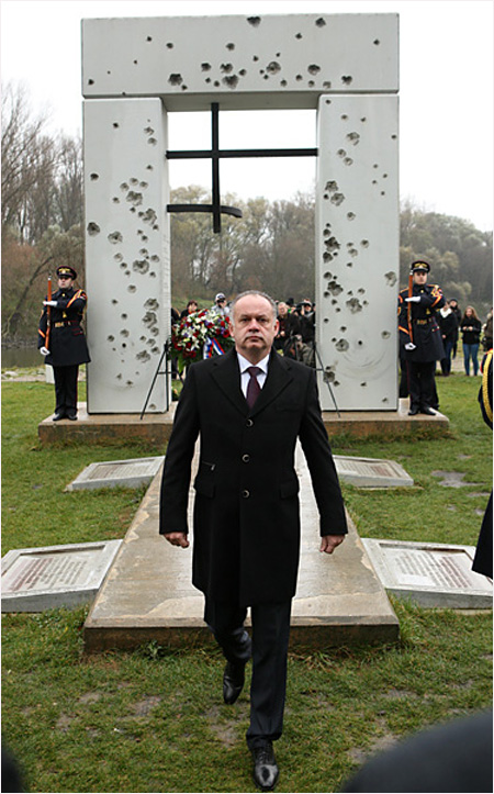 17.11.2014 - Pietnou spomienkou pri pamtnku Brna slobody v bratislavskom Devne 