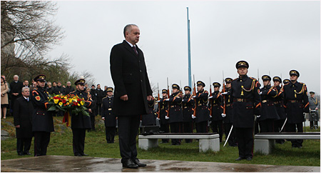 17.11.2014 - Pietnou spomienkou pri pamtnku Brna slobody v bratislavskom Devne 
