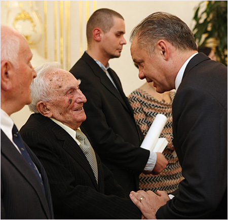 17.11.2014 - Pri prleitosti 25. vroia Nenej revolcie udelil Andrej Kiska ttne vyznamenanie