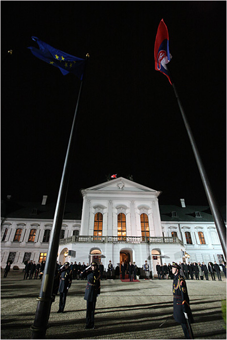 17.11.2014 - Pred Prezidentskm palcom veje aj vlajka E
