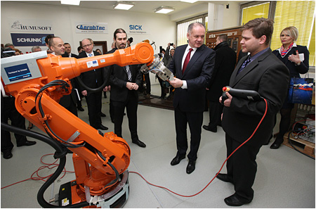 17.2.2015 - Prezident SR navštívil STU a otvoril Výskumné centrum digitálnej bezpečnosti