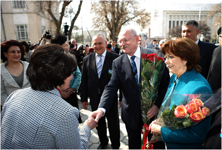 Bikek 1.4.2010 - Prezident SR s manelkou na oficilnej nvteve Kirgizstanu