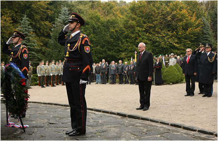 Ivan Gaparovi si pripomenul 65. vroie Karpatsko-duklianskej opercie - 6.10.2009