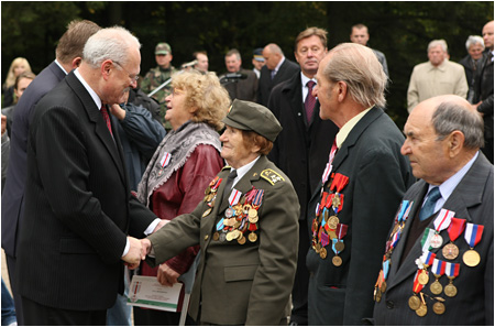 Ivan Gaparovi si pripomenul 65. vroie Karpatsko-duklianskej opercie - 6.10.2009