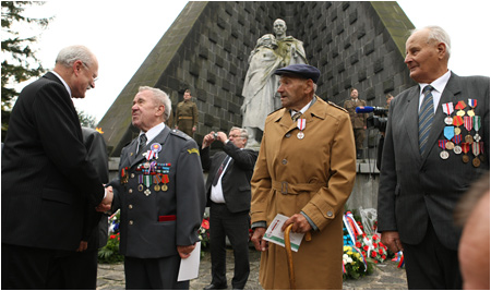 Ivan Gaparovi si pripomenul 65. vroie Karpatsko-duklianskej opercie - 6.10.2009