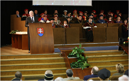 Prezident SR Ivan Gaparovi na zasadnut Vedeckej rady UKF Nitra - 7.10.2009