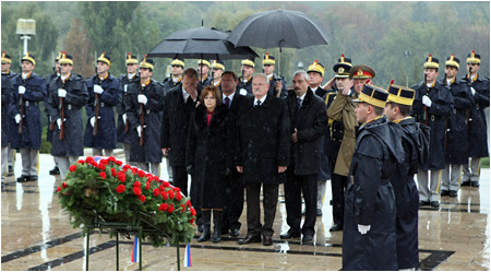 Poloenie venca k hrobu neznmeho vojaka na cintorne Parc Carol - Bukure, 16.10.2009