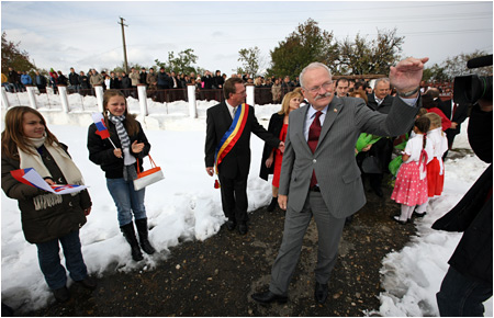 Prezident Ivan Gaparovi s manelkou medzi slovenskmi krajanmi - Nov Huta (inteu), Rumunsko, 17.10.2009