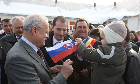 Prezident Ivan Gaparovi s manelkou medzi slovenskmi krajanmi - Nov Huta (inteu), Rumunsko, 17.10.2009