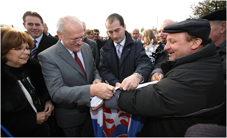 Prezident Ivan Gaparovi s manelkou medzi slovenskmi krajanmi - Nov Huta (inteu), Rumunsko, 17.10.2009