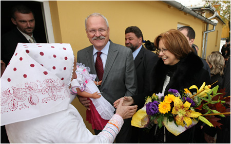 Prezident Ivan Gaparovi s manelkou medzi slovenskmi krajanmi - Nov Huta (inteu), Rumunsko, 17.10.2009