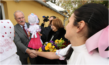 Prezident Ivan Gaparovi s manelkou medzi slovenskmi krajanmi - Nov Huta (inteu), Rumunsko, 17.10.2009