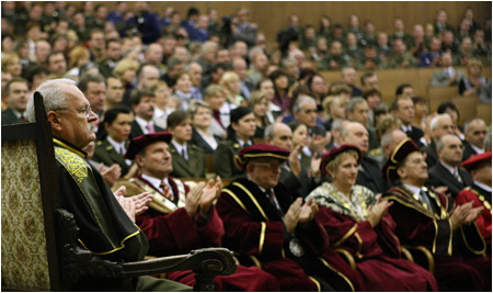 Prezident si na Akadmii ozbrojench sl v Liptovskom Mikuli prevzal titul doctor honoris causa - 20.10.2009