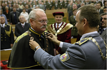 Prezident si na Akadmii ozbrojench sl v Liptovskom Mikuli prevzal titul doctor honoris causa - 20.10.2009