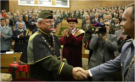 Prezident si na Akadmii ozbrojench sl v Liptovskom Mikuli prevzal titul doctor honoris causa - 20.10.2009