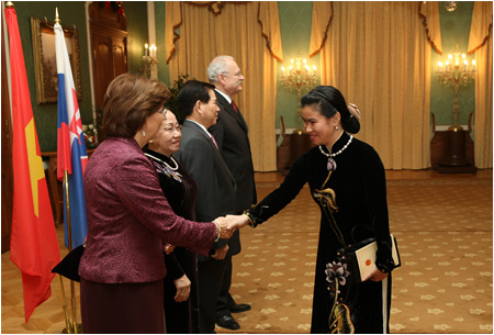 Vietnamsk prezident s manelkou pricestoval na oficilnu nvtevu Slovenska - 17.12.2009