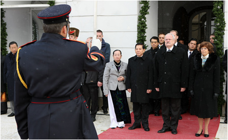 Vietnamsk prezident s manelkou pricestoval na oficilnu nvtevu Slovenska - 17.12.2009