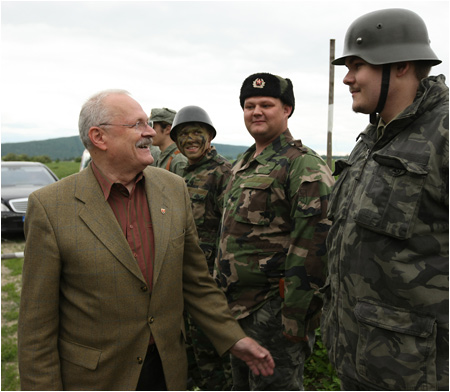 1.6.2010 - Ivan Gaparovi navtvil rekontruovan bunker z 2. sv. vojny v Petralke