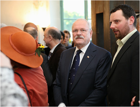 10.4.2012 - Prezident SR na vernisi vstavy akademickho sochra Ondreja Zimku ml.