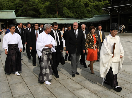 27.6.2012 - Prezident SR s manelkou navtvili svtyu Meiji - Tokio, Japonsko