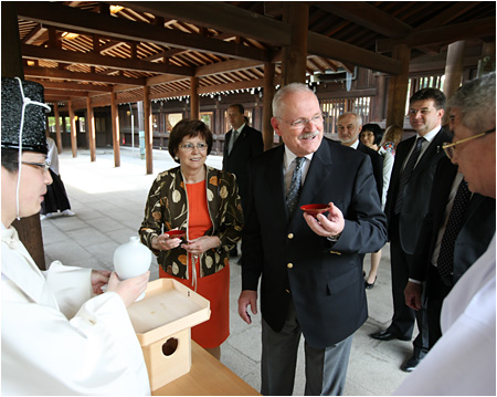 27.6.2012 - Prezident SR s manelkou navtvili svtyu Meiji - Tokio, Japonsko