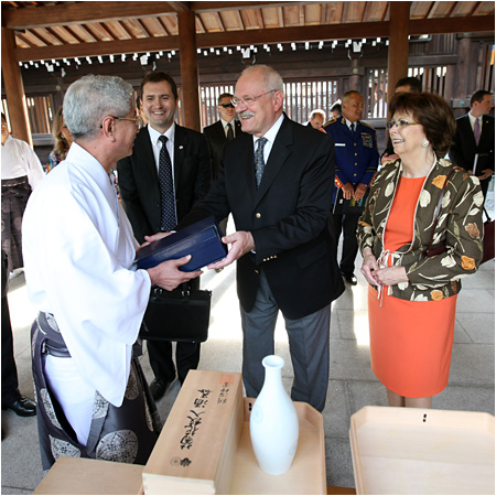 27.6.2012 - Prezident SR s manelkou navtvili svtyu Meiji - Tokio, Japonsko