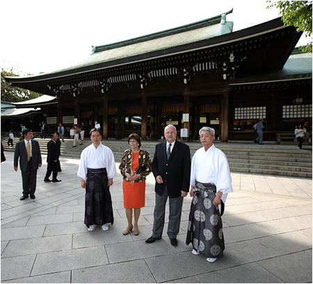 27.6.2012 - Prezident SR s manelkou navtvili svtyu Meiji - Tokio, Japonsko