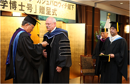 28.6.2012 - Udelenie estnho doktortu prezidentovi SR Tokijskou medzinrodnou univerzitou - Tokio, Japonsko