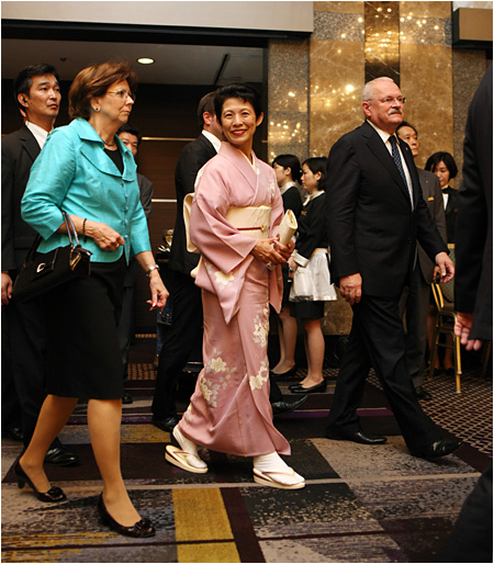 28.6.2012 - Udelenie estnho doktortu prezidentovi SR Tokijskou medzinrodnou univerzitou - Tokio, Japonsko