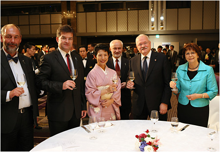 28.6.2012 - Udelenie estnho doktortu prezidentovi SR Tokijskou medzinrodnou univerzitou - Tokio, Japonsko