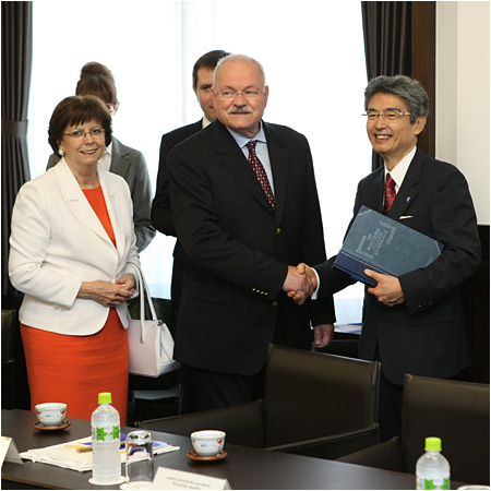 29.6.2012 - stretnutie prezidenta SR a manelky prezidenta SR s prezidentom Univerzity v Osake p. Toshio Hiranom