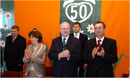 30.4.2010 - Prezident SR s manelkou na oslavch 50. vroia vzniku koly v Pezinku - Ore