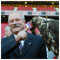 Prezident SR Ivan Gaparovi s orlom, symbolom Benfica Lisabon - futbalov tadin Lisabon, 25.10.2005 [nov okno]