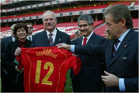Prezident SR Ivan Gaparovi s futbalovm dresom Portugalska s npisom Ivan Gaparovi, Lisabon, 25.10.2005