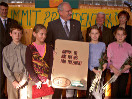 Prezident SR Ivan Gaparovi so iakmi Z,  Poprad, 10. 11. 2005