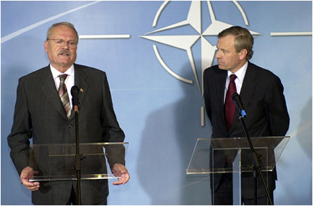 Prezident Ivan Gaparovi s generlnym tajomnkom NATO Jaap de Hoop Schefferom na zasadnut Severoatlantickej rady, Brusel, 22. 2. 2005