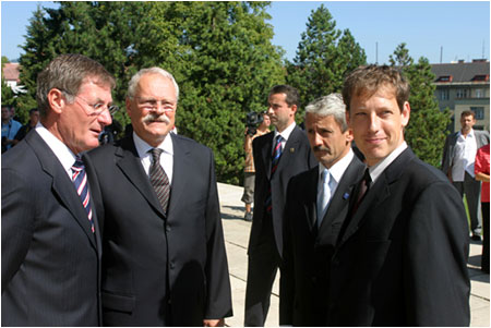 Prezident Ivan Gaparovi s predsedom vldy R s predsedom vldy SR Stanislavom Grossom, s Predsedom NR SR Pavlom Hruovskm, stredn oslavy 60, vroia SNP, Bansk Bystrica, 29. 8. 2004