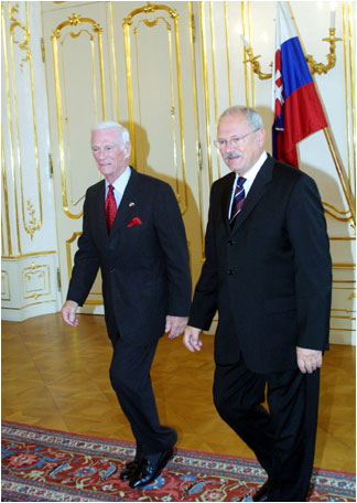 Prezident Ivan Gaparovi s bvalm kozmonautom USA Eugenom Andrewom Cernanom, ktor ako jeden z prvch ud vstpil na pdu Mesiaca a ktorho korene siahaj na Slovensko, Bratislava, Prezidentsk palc, 27. 9. 2004