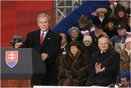 Prezident Ivan Gaparovi na vystpen prezidenta USA Georga Busha v rmci summitu Bush-Putin, Bratislava, Hviezdoslavovo nm. 25. 2. 2005