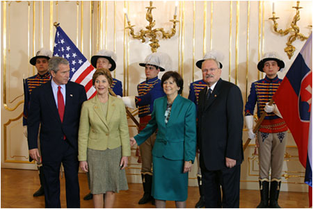 Prezident Ivan Gaparovi s manelkou s americkm prezidentskm prom Georgom Bushom a Laurou Bushovou, Prezidentsk palc, Bratislava, 24. 2. 2005