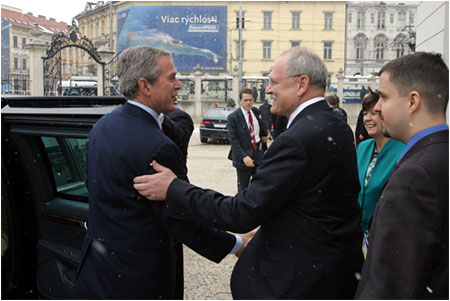 Prezident Ivan Gaparovi vta americkho prezidenta Georga Busha, Prezidentsk palc, Bratislava, 24. 2. 2005