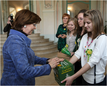 16.4.2010 - Pani Silvia Gaparoviov prispela na zbierku Ligy proti rakovine 